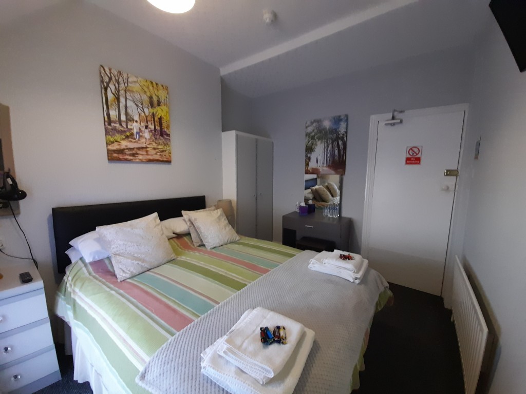 Lot: 32 - FORMER GUEST HOUSE WITH POTENTIAL - Bedroom two